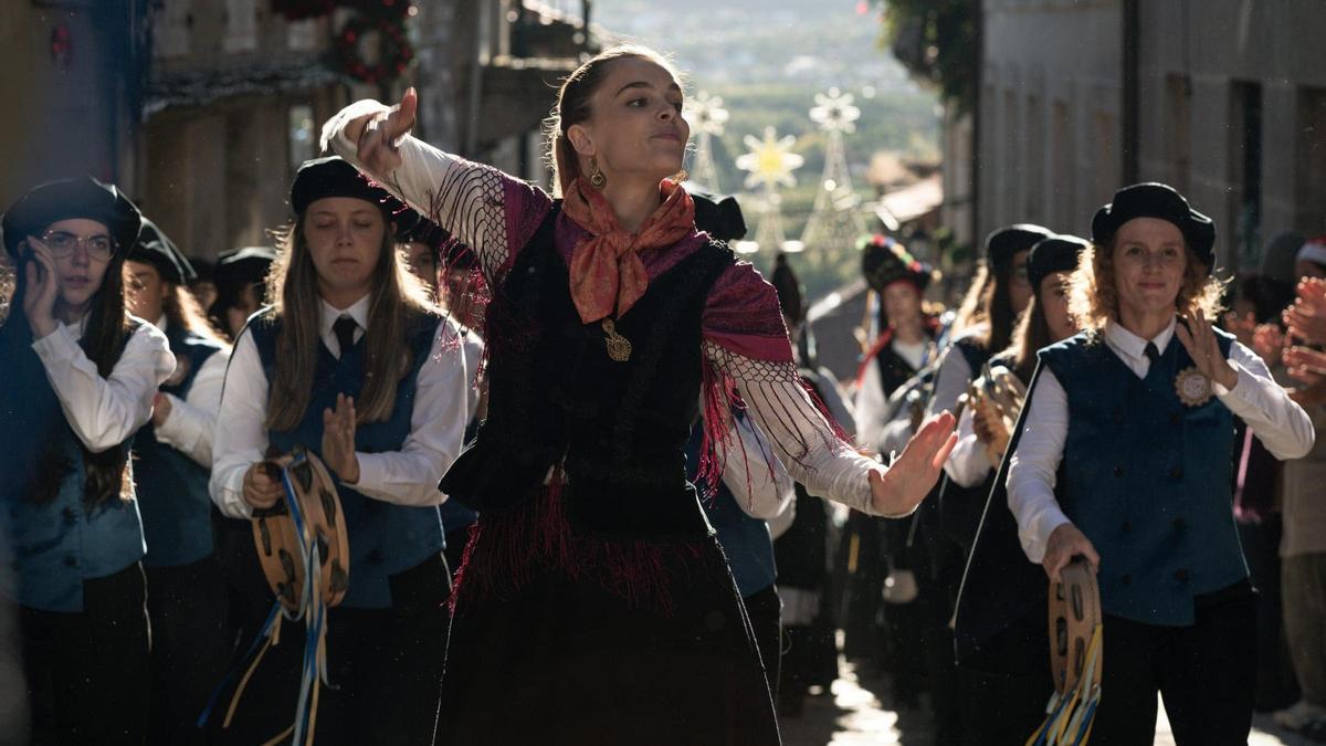 La gallega Judith Fernández dirige a la Rondalla Gran Sol, en un momento de la película.