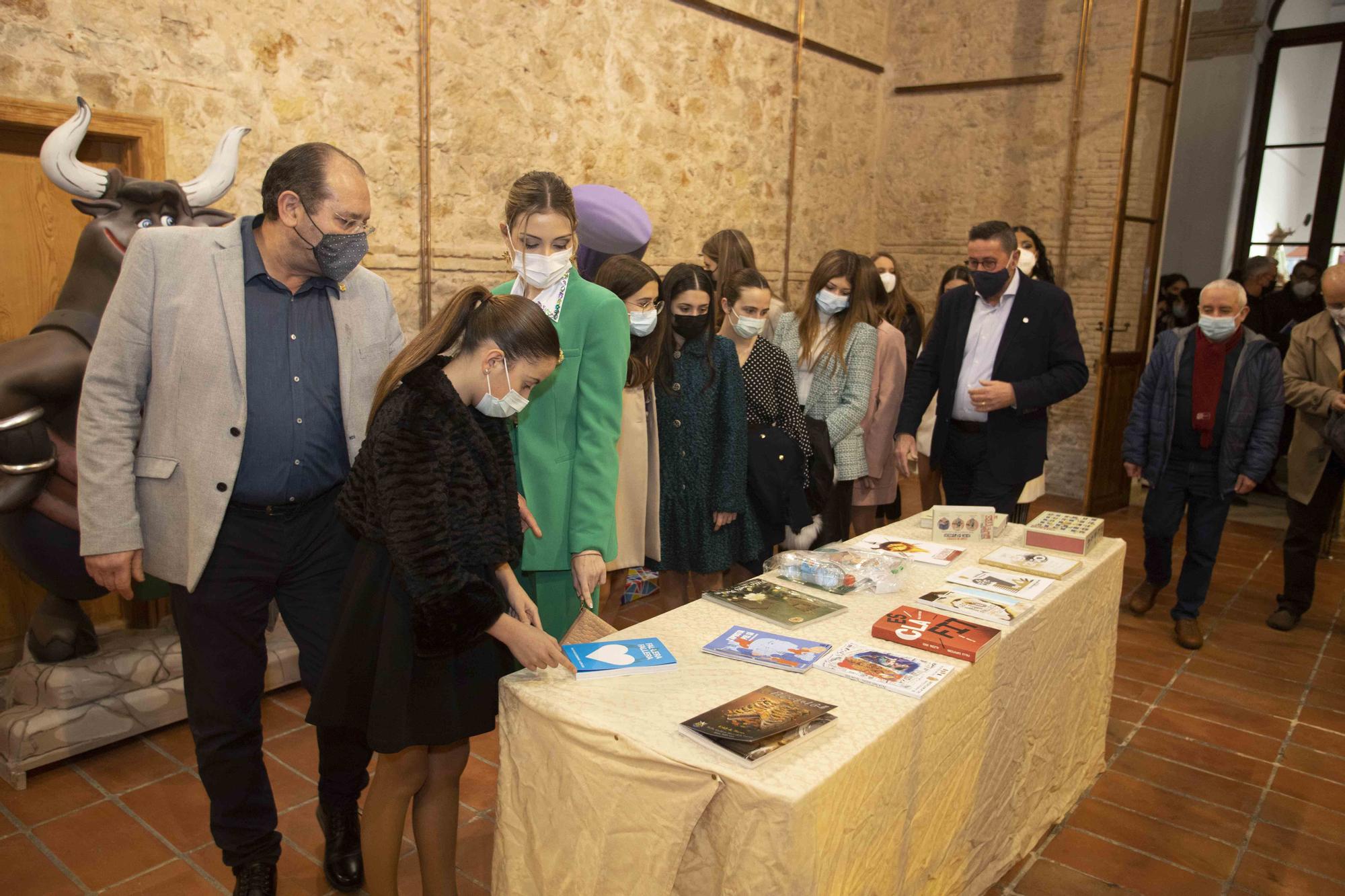 Inauguración de la exposición del "ninot" celebrada en la cada de la cultura de Alzira.