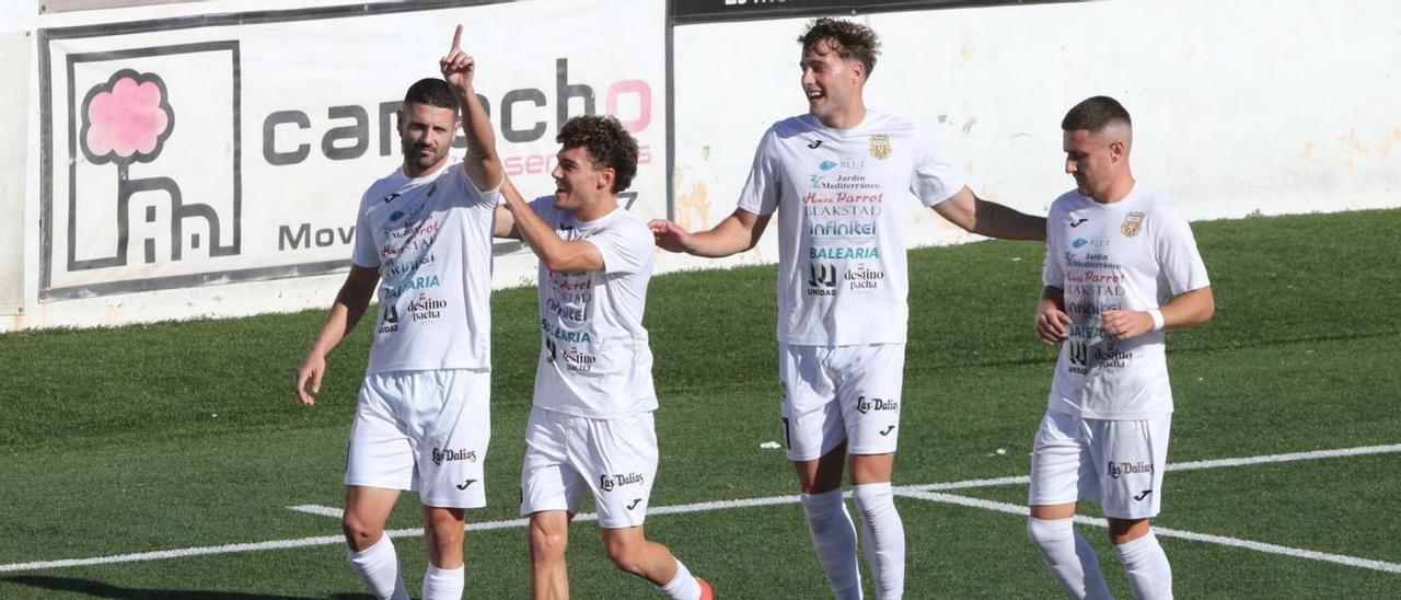 Salinas celebra un gol de la Peña Deportiva en un encuentro de esta temporada 2022-23. | VICENT MARÍ