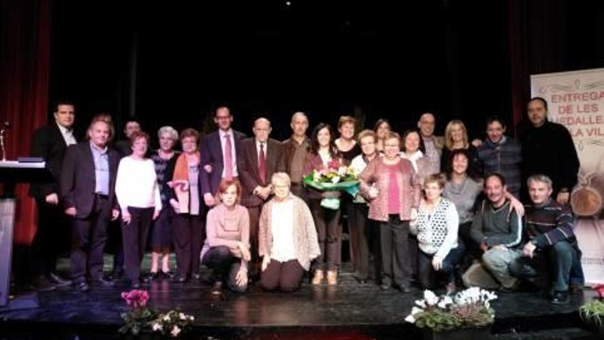 Salvador Carrera, les dones de l&#039;associació de la Vall de Ribes i els del Teatre d&#039;Emergència.