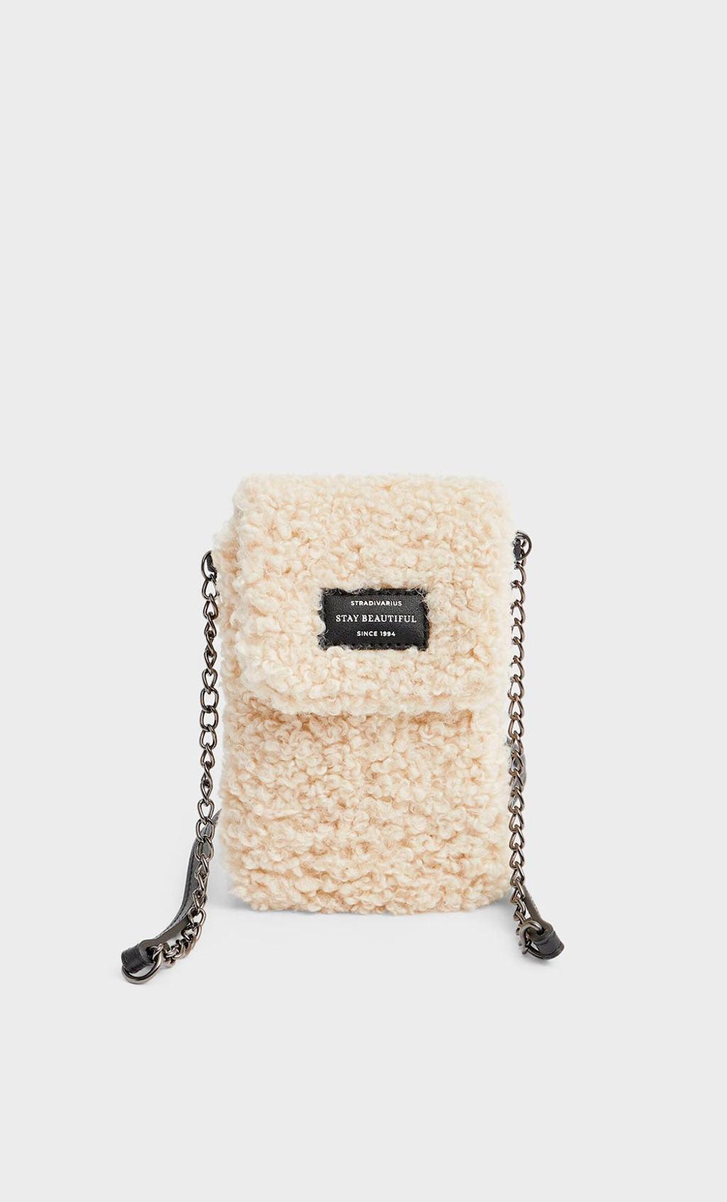 Bandolera smartphone borreguito de Stradivarius (precio: 9,99 euros)