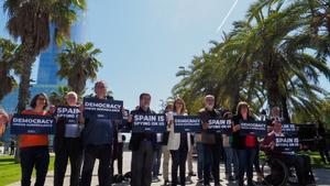 Els independentistes espiats protesten contra Sánchez a la seva arribada a Barcelona