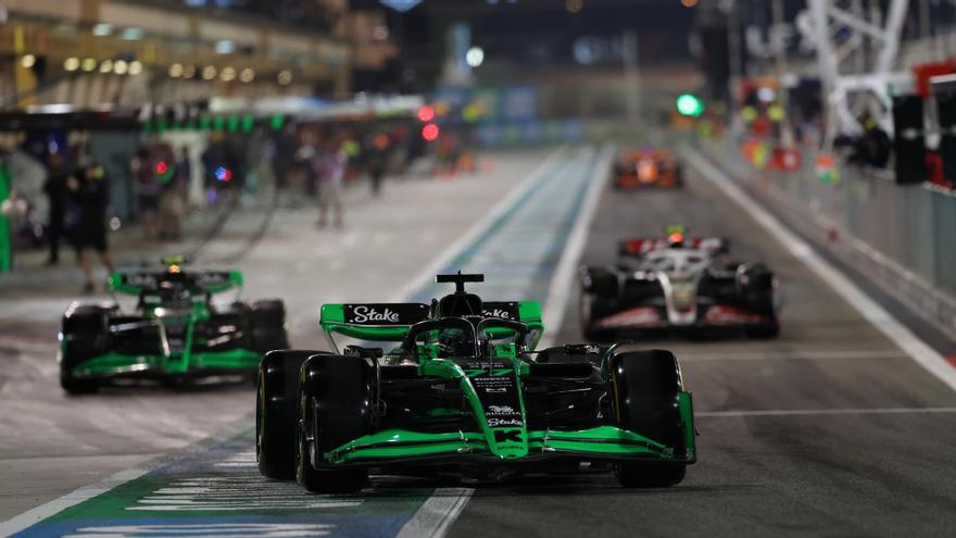 Hamilton lidera y Alonso y Sainz despuntan el primer día de curso en Bahrein