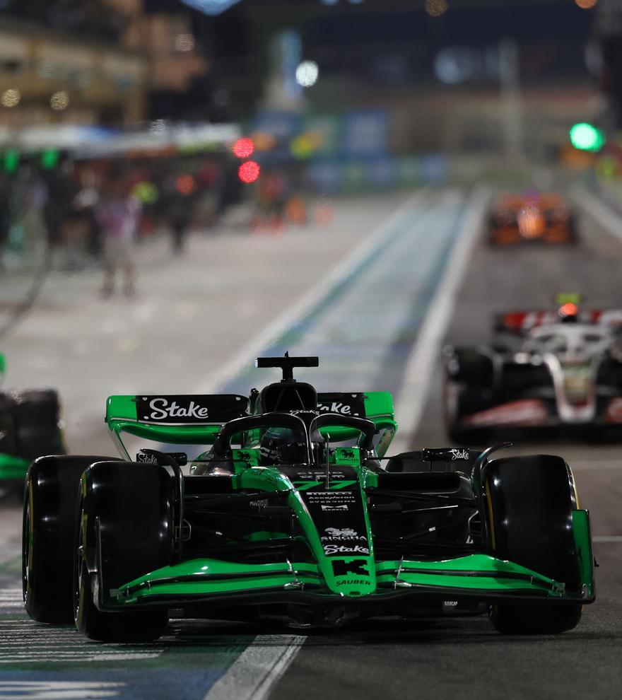 Hamilton lidera y Alonso y Sainz despuntan el primer día de curso en Bahrein
