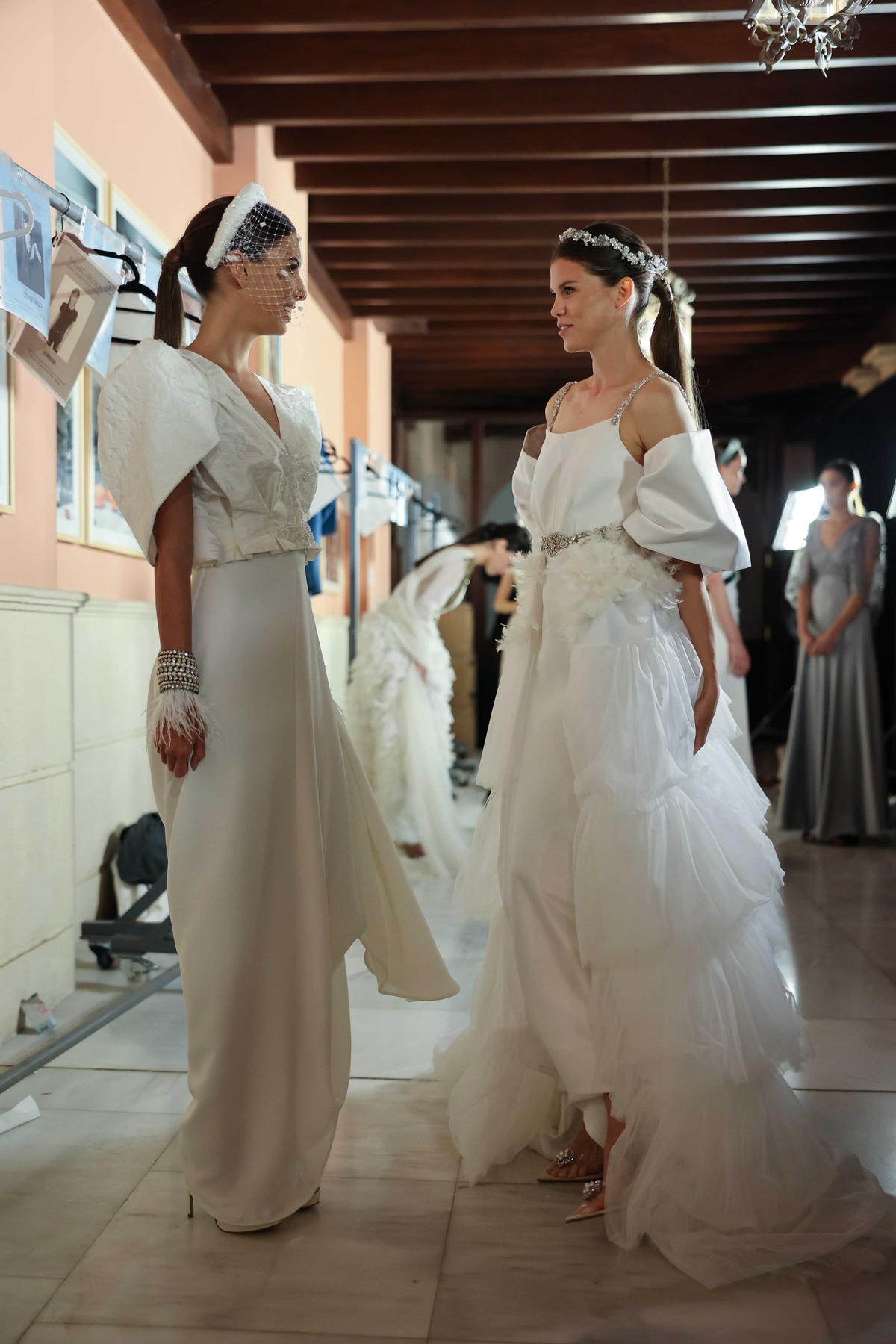Las modelos se preparan para el desfile de Ogadenia.