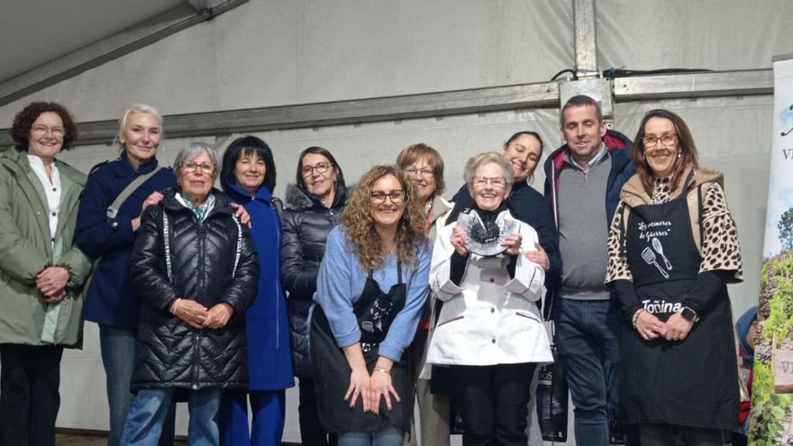 Por la izquierda, Rosa María del Fueyo, Teresa Camacho, Teresa González, Lydia Vázquez, Primi Escandón, Lucía Barro, Amada Álvarez, Aida Rosales, Ruth Vigil, José Ángel Toyos y Antonia Fernández. | J. Q.