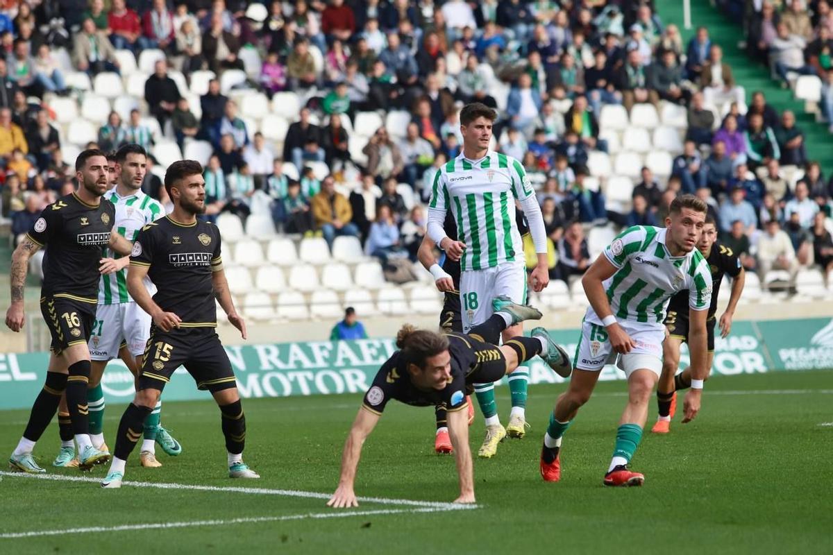 Los futbolistas del Córdoba CF se preparan para la ejecución de un saque de esquina en el choque de la primera vuelta.