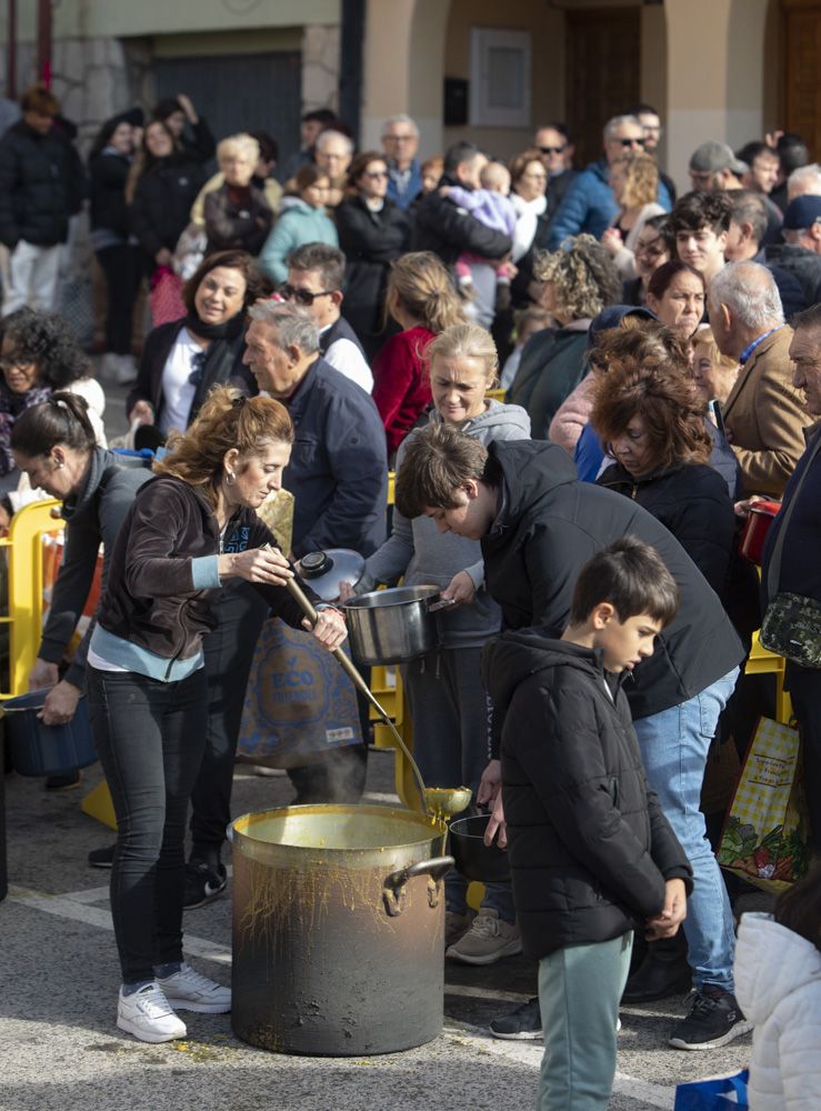 Reparto de Calderas en Albalat dels Tarongers el Día de la Purísima