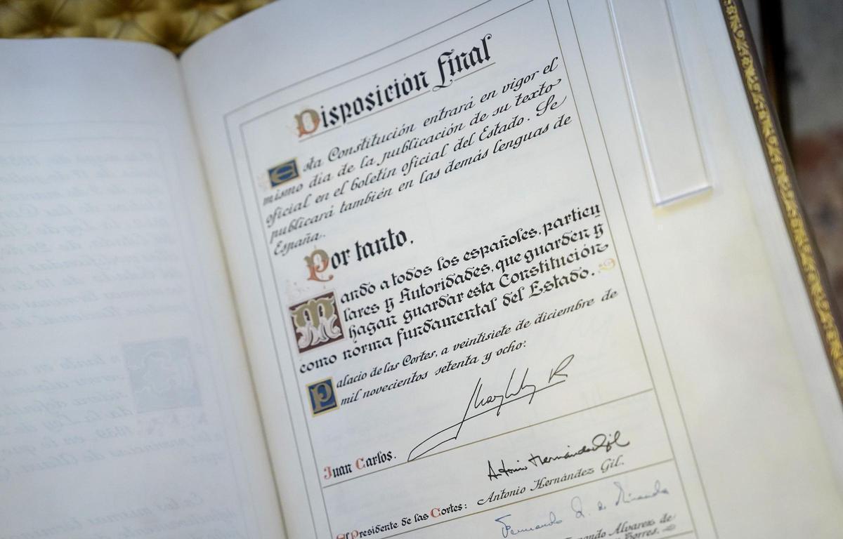 Detalle de la Constitución Española, expuesta en el Congreso de los Diputados.