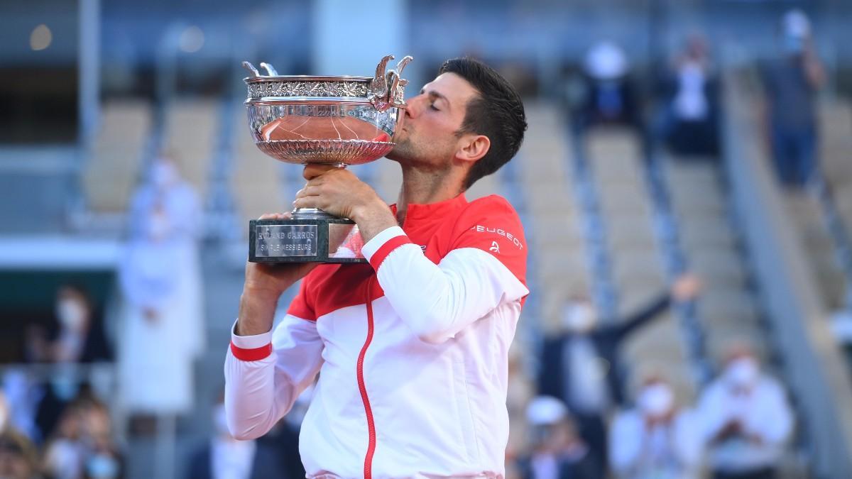 Djokovic besando su segundo Roland Garros