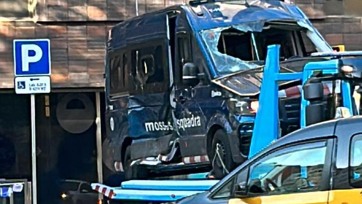 Furgoneta de los mossos accidentada en la plaça Urquinaona de Barcelona