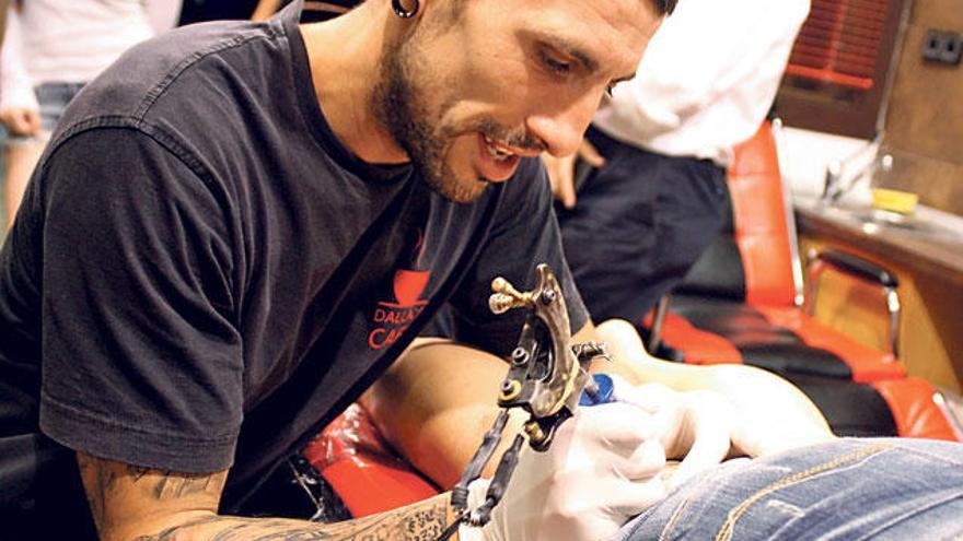 El palmesano Ricardo García, de 24 años, en un instante de su trabajo como tatuador en Magaluf.