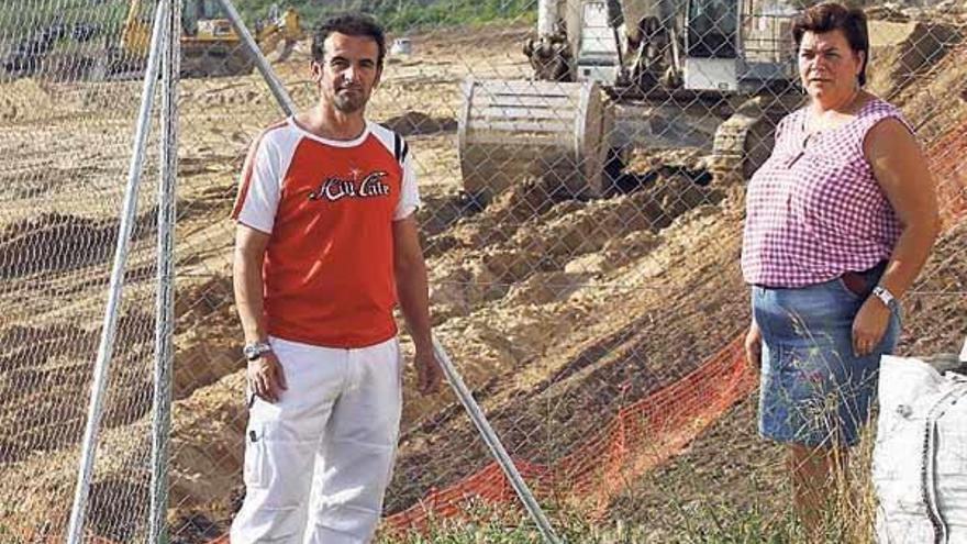 Julio y Montserrat, de Beade, con las excavadoras detrás. // J. Lores