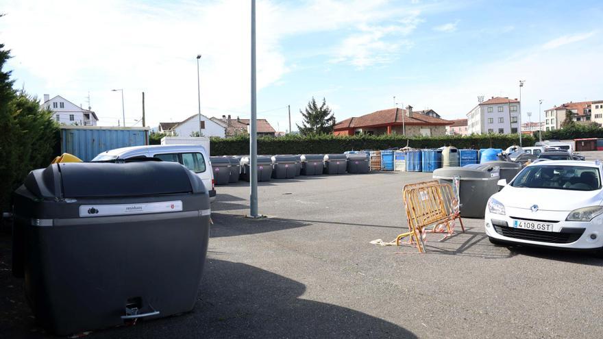 El “cementerio” de contenedores se amplía a Fexdega y anula plazas de aparcamiento