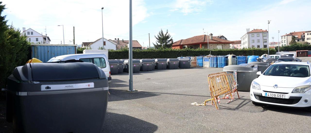 Viejos y nuevos contenedores de basura almacenados en la explanada trasera de Fexdega.