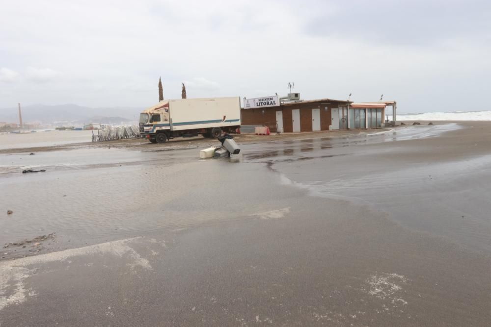 Temporal de viento y olas en las playas de Málaga