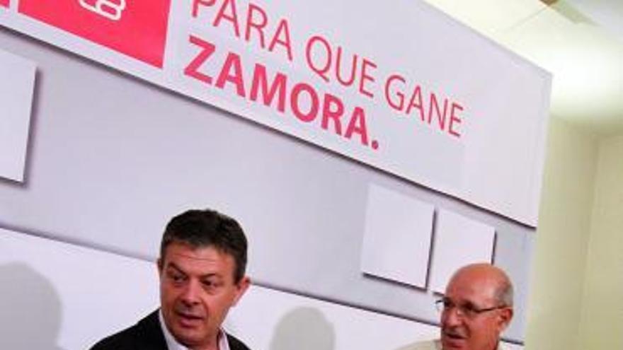Manuel Fuentes (izquierda) y Luis Vicente Pastor, ayer en el PSOE.