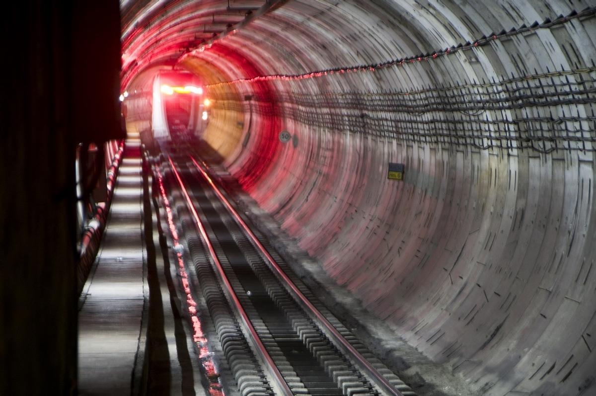 Túnel Metrovalencia en el tramo por el centro de València, con un tren de la serie 4300.