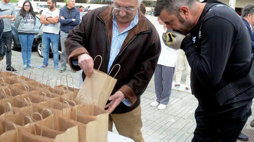 César Mosquera en un reparto de compost en el campus de Pontevedra. // Rafa Vázquez