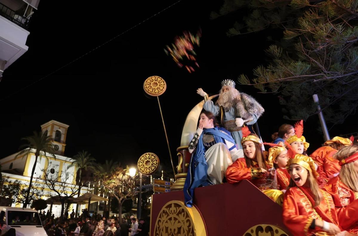 Melchor lanza caramelos