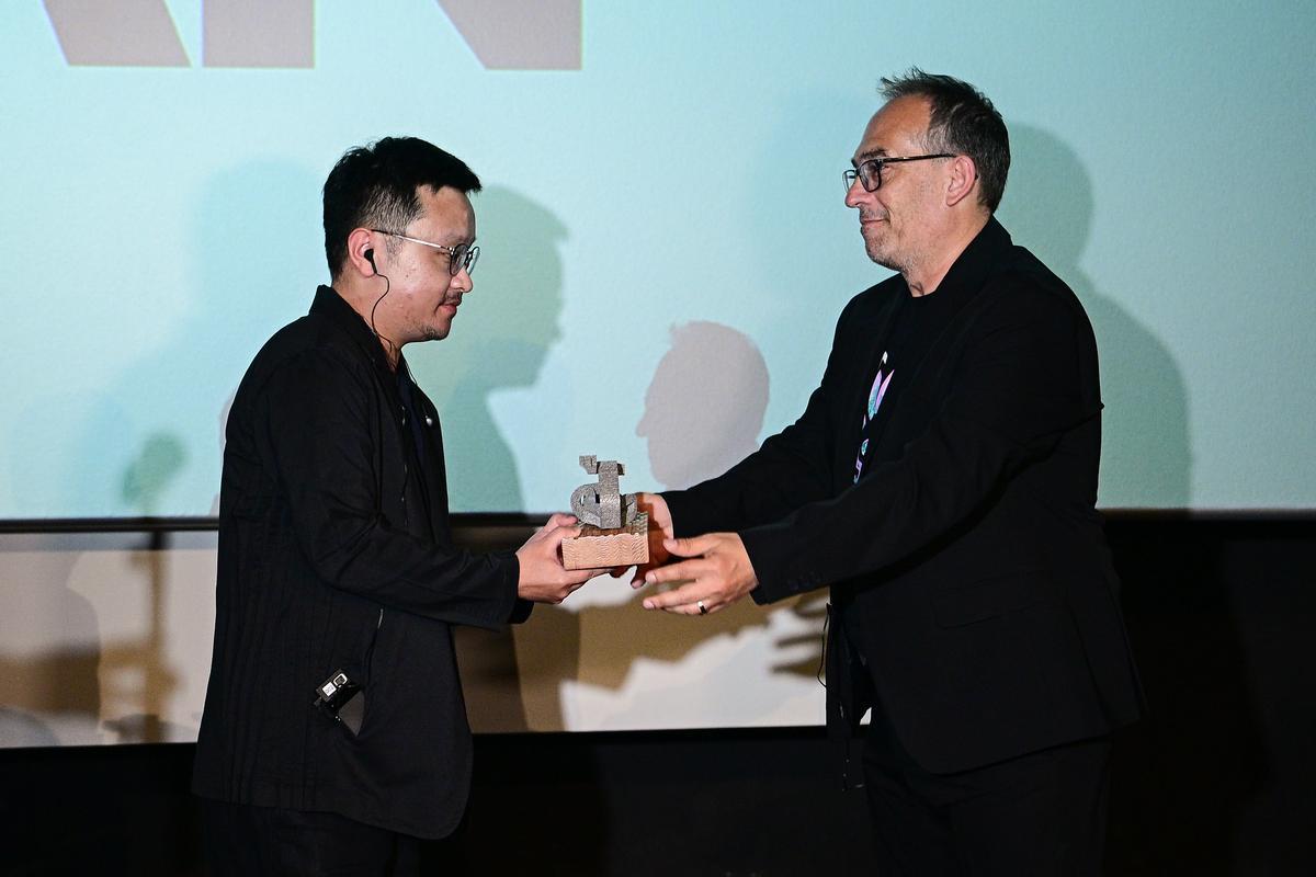 El cineasta chino Bi Gan recibe la Lady Harimaguada de Honor de las manos de Luis Miranda.