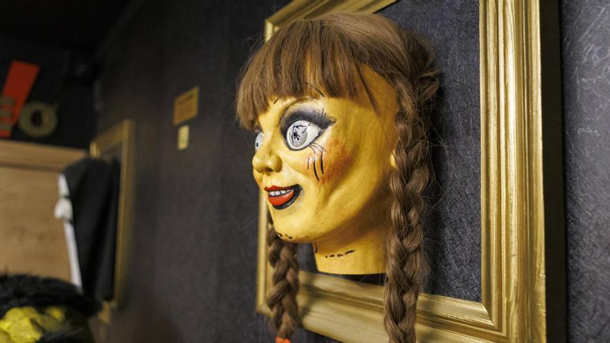 El rostre de la nina Annabelle a l’entrada de Cindy Escape Box, a Sant Fruitós