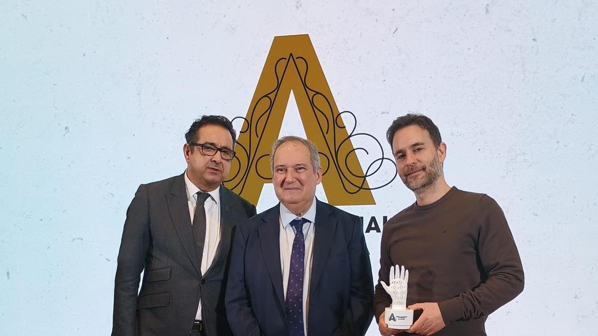 Por la derecha, Raúl Mouro con el Ministro de Industria, Jordi Hereu y Julio Zapico, director general de Comercio e Industria.