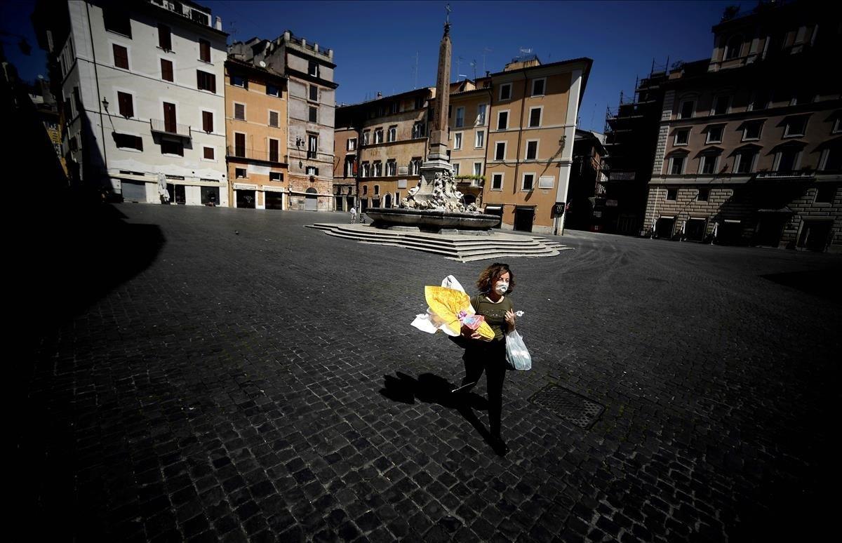 Una mujer lleva sus compras en la Piazza della Rotonda.