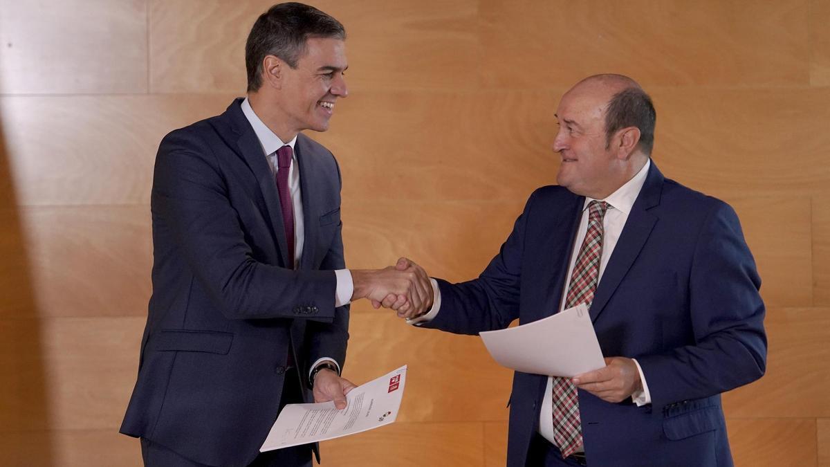 Pedro Sánchez, PSOE, y Ortuzar, PNV, durante la firma del acuerdo de investidura, en el Congreso de los Diputados.