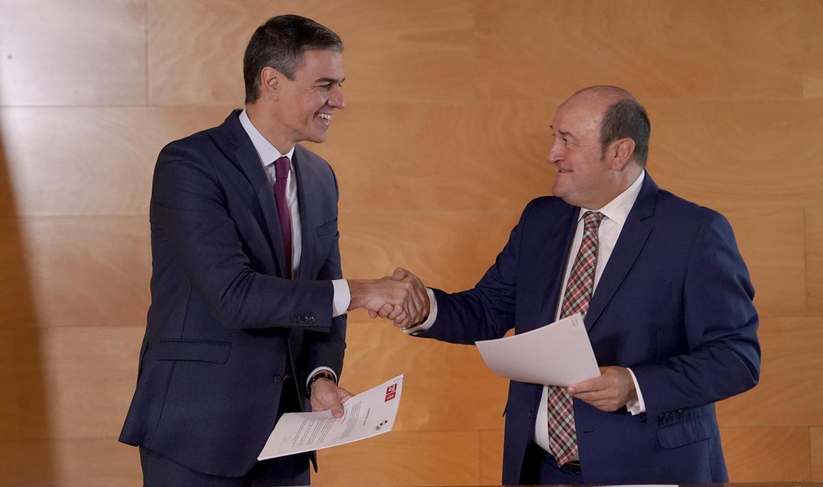Pedro Sánchez y Andoni Ortuzar, durante la firma del acuerdo de investidura.