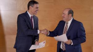 Pedro Sánchez, PSOE, y Ortuzar, PNV, durante la firma del acuerdo de investidura, en el Congreso de los Diputados.