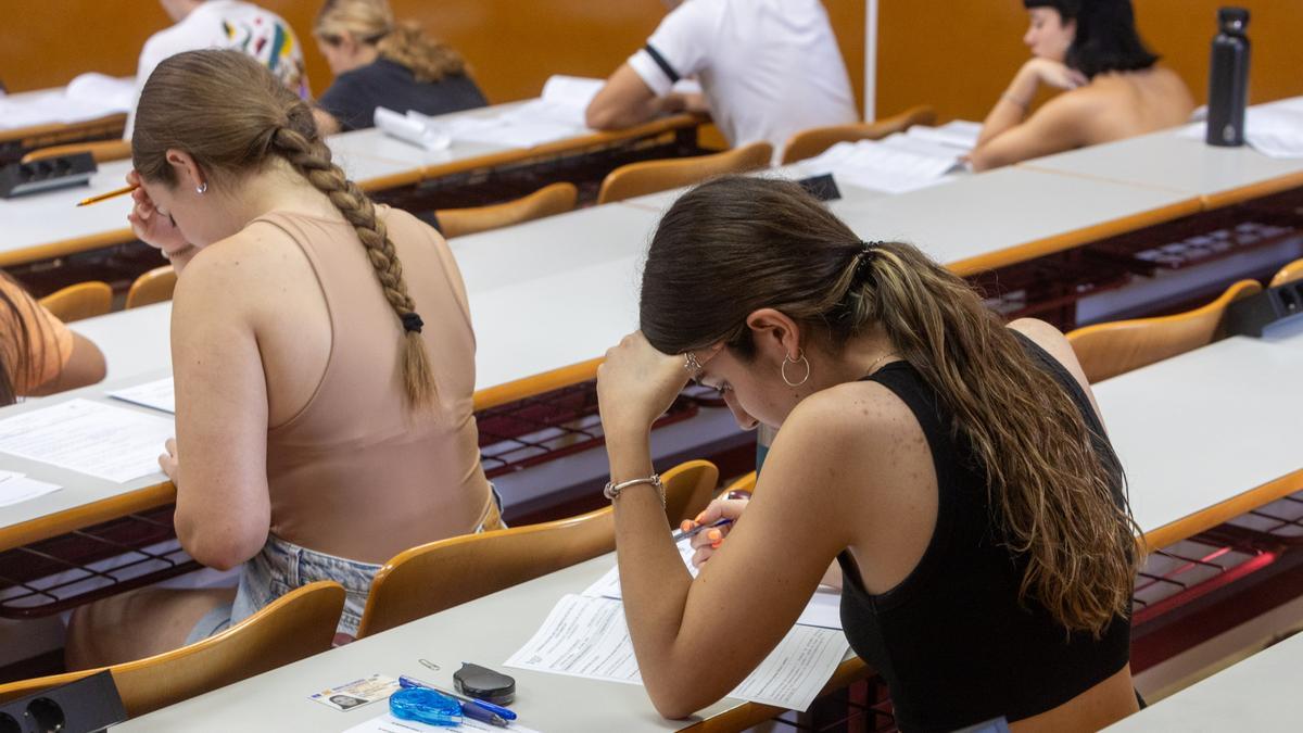 Estudiantes, en pleno examen de Selectividad en la UA