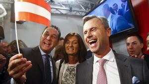 El candidato presidencial, Norbert Hofer (a la derecha), y el líder del FPO, Heinz-Christian Strache, celebran la victoria en la primera vuelta.