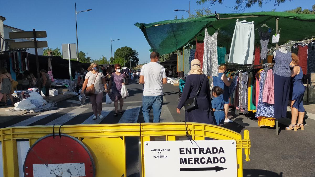 Uno de los accesos al mercadillo de La Hispanidad, en una imagen de archivo.