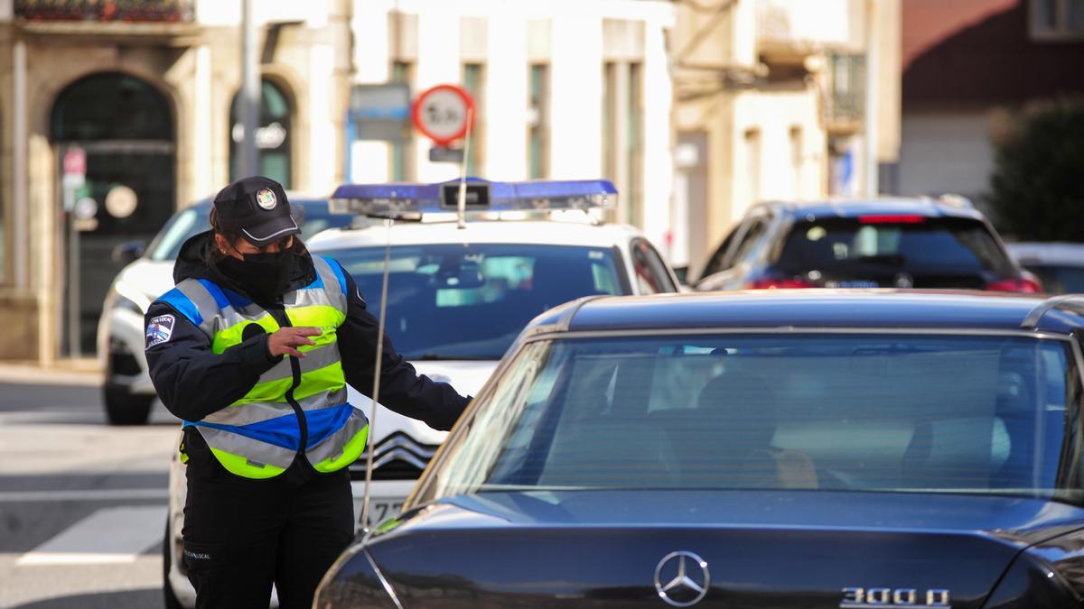 Uno de los controles policiales desplegados ayer.