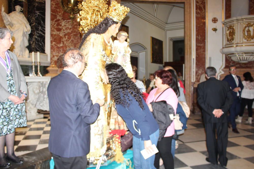 Besamanos de la Virgen de los Desamparados hasta la madrugada