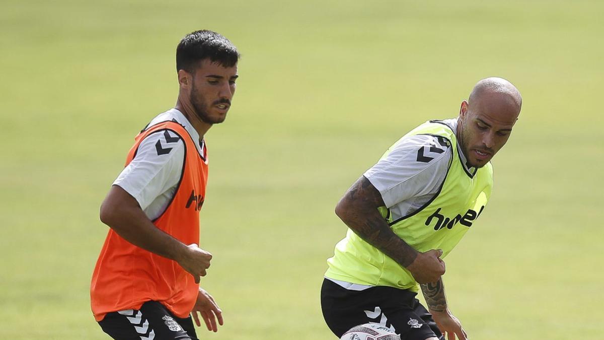Sandro Ramírez, con el balón, perseguido por Fabio en el entrenamiento de ayer en Barranco Seco.