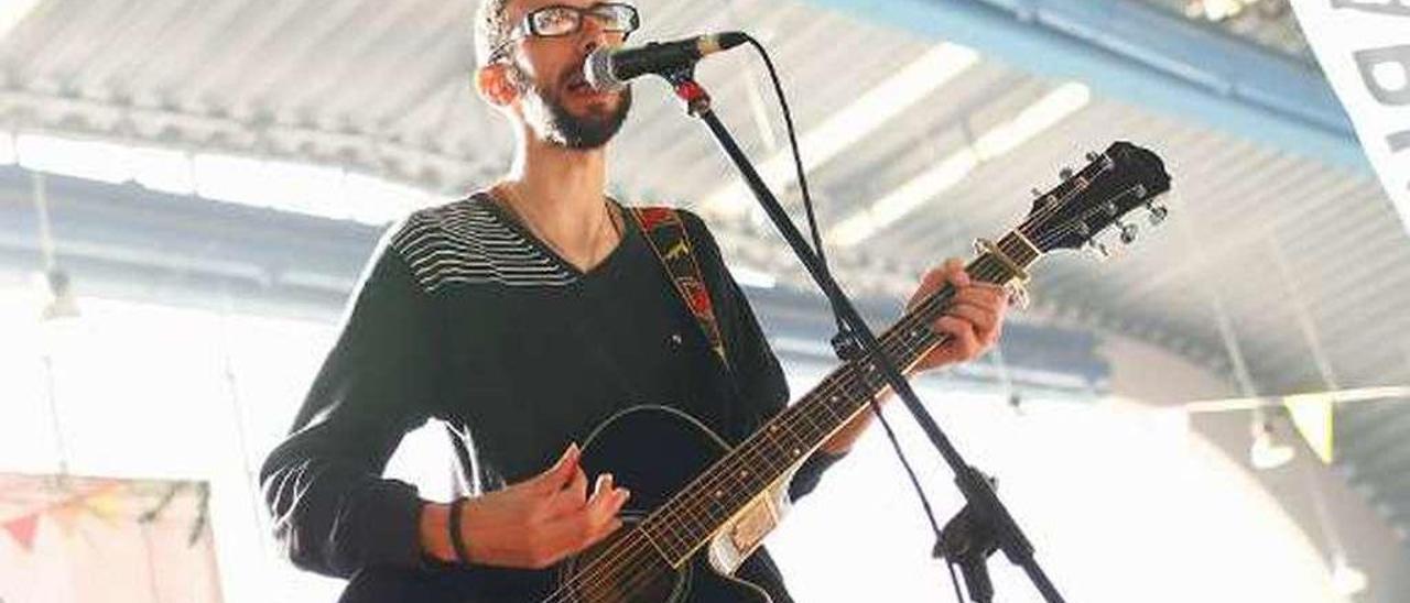 Un músico, actuando en La Magdalena durante la feria de &quot;Food Trucks&quot; en el año 2015.