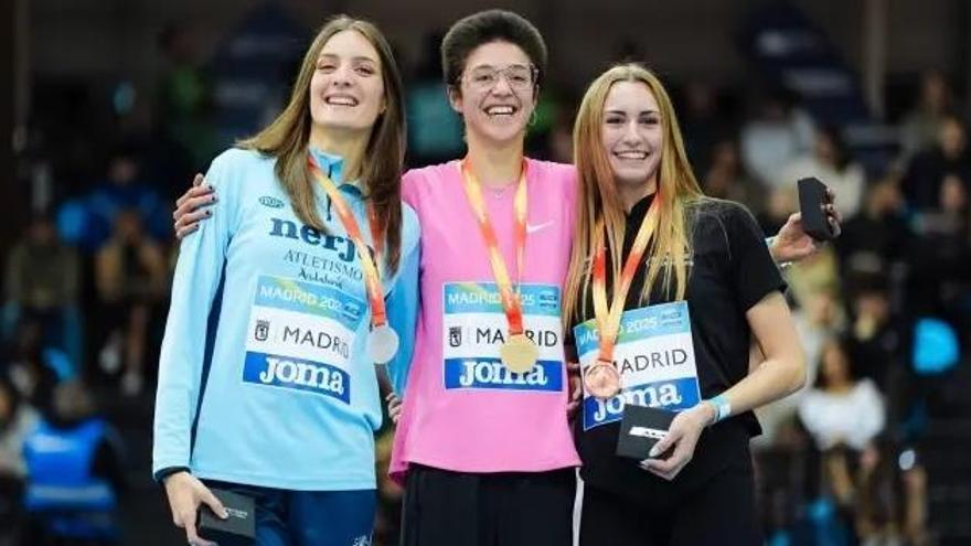 Una Stancev, a la izquierda en la imagen, flamante medalla de plata en el Nacional de salto de altura.