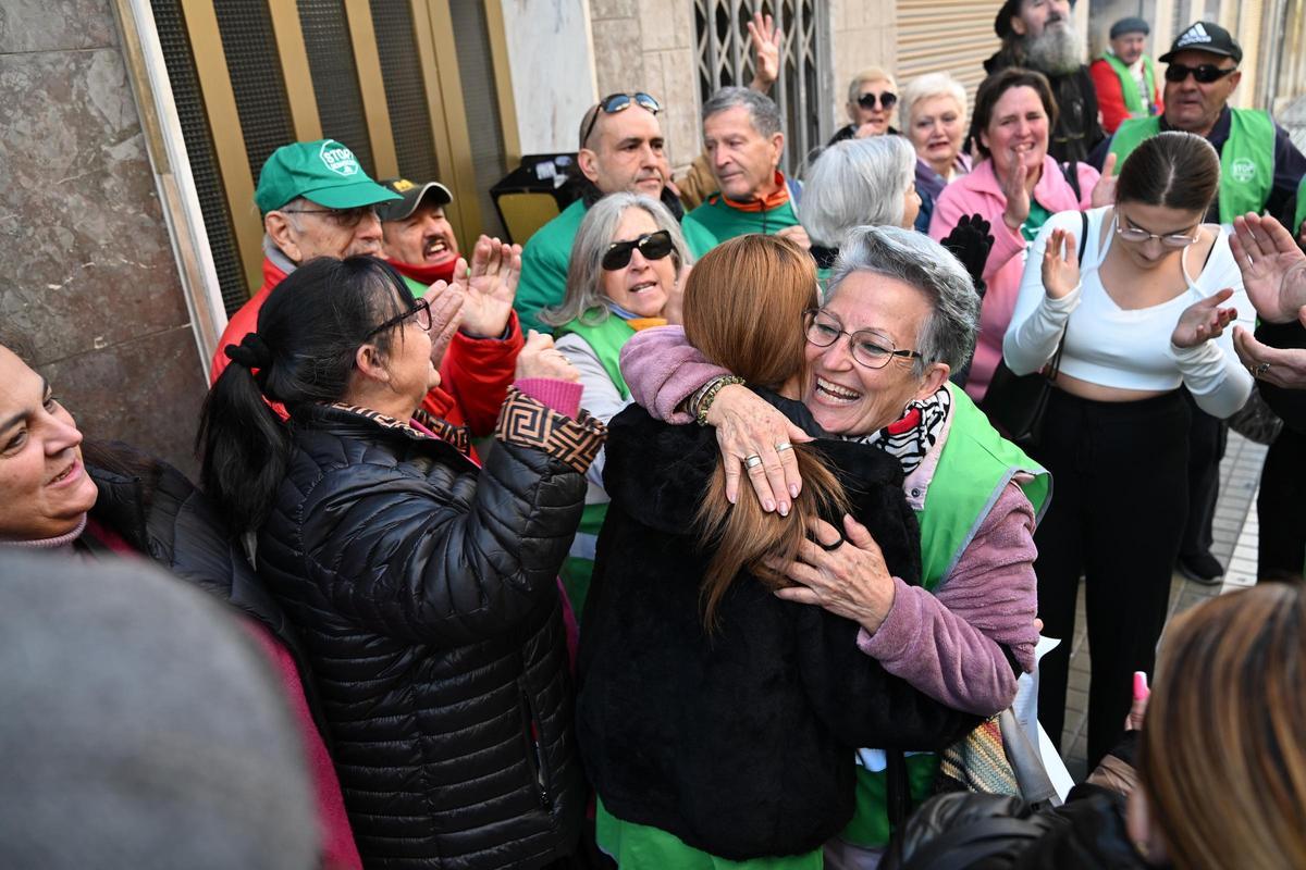 La PAH logra aplazar el desahucio de una mujer y su hija en el barrio de Carrús en Elche