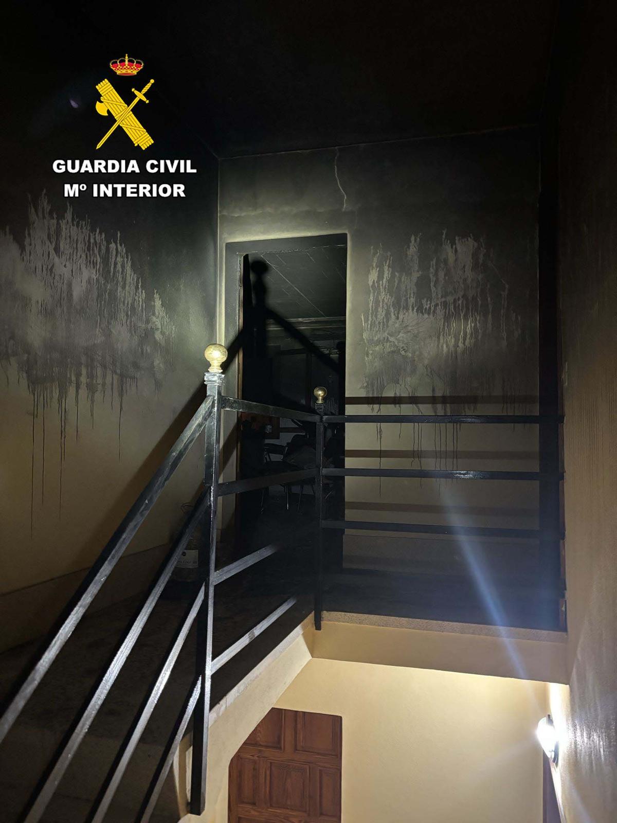 Las paredes del domicilio quedaron negras por el humo.