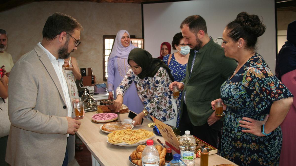 Las participantes en los distintos cursos preparaban una degustación de la gastronomía tradicional de sus países de origen de la que dieron cuenta los asistentes.