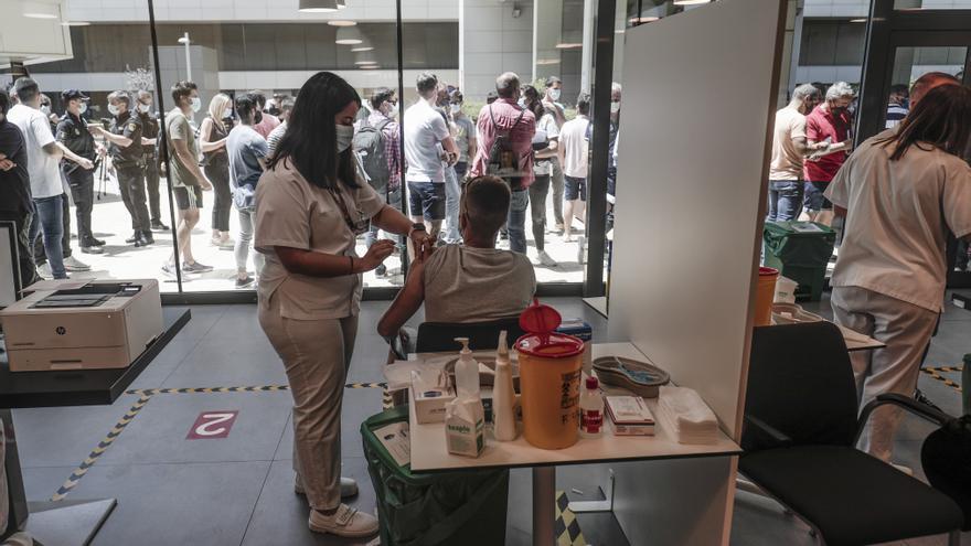 Son Espases pone a vacunar a médicos voluntarios para liberar enfermeras