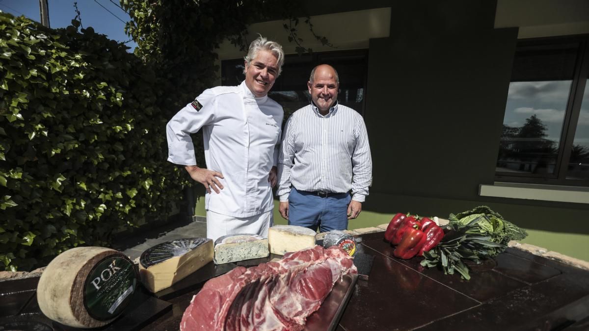 Juan Luis Lobato y Juan Carlos Aller en la puerta de casa Lobato