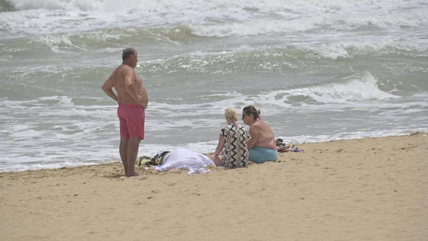 Dos personas mueren ahogadas al auxiliar a dos bañistas en apuros en Alicante