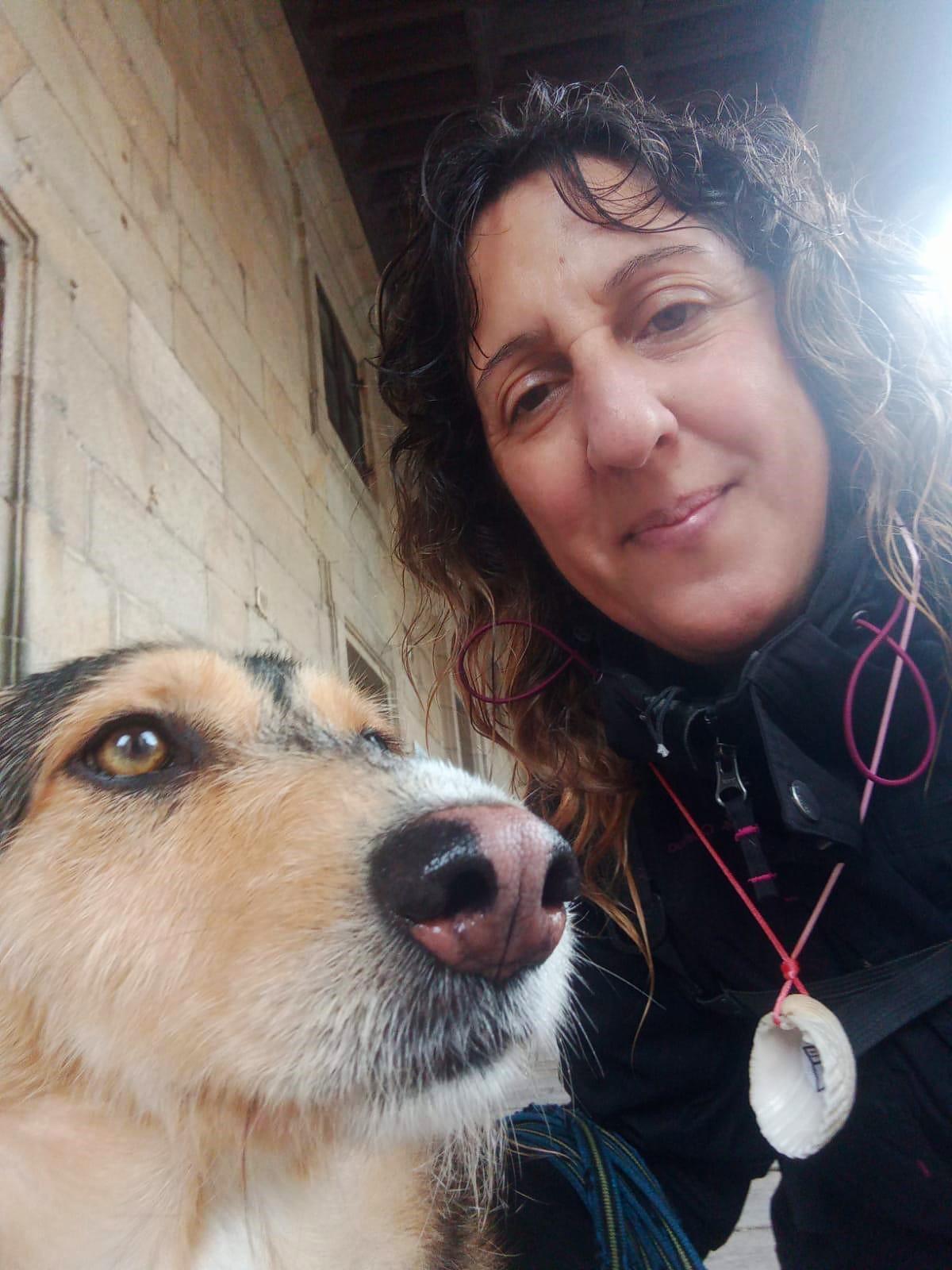 Peregrina con su perro.