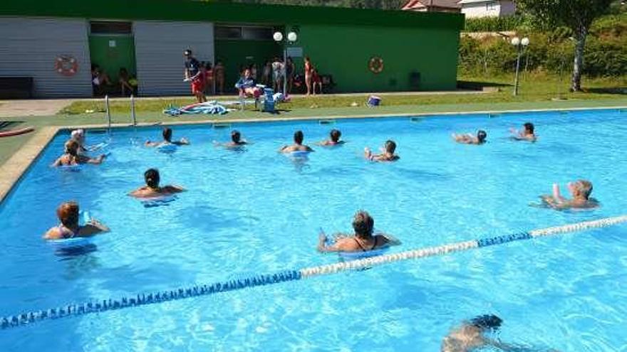 Bañistas en la piscina de San Eleuterio, Mos. // D. P.