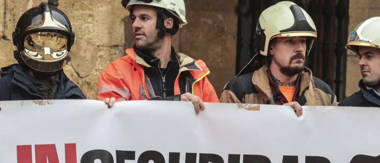 Protesta de los bomberos de Oviedo ante el Ayuntamiento. | Irma Collín