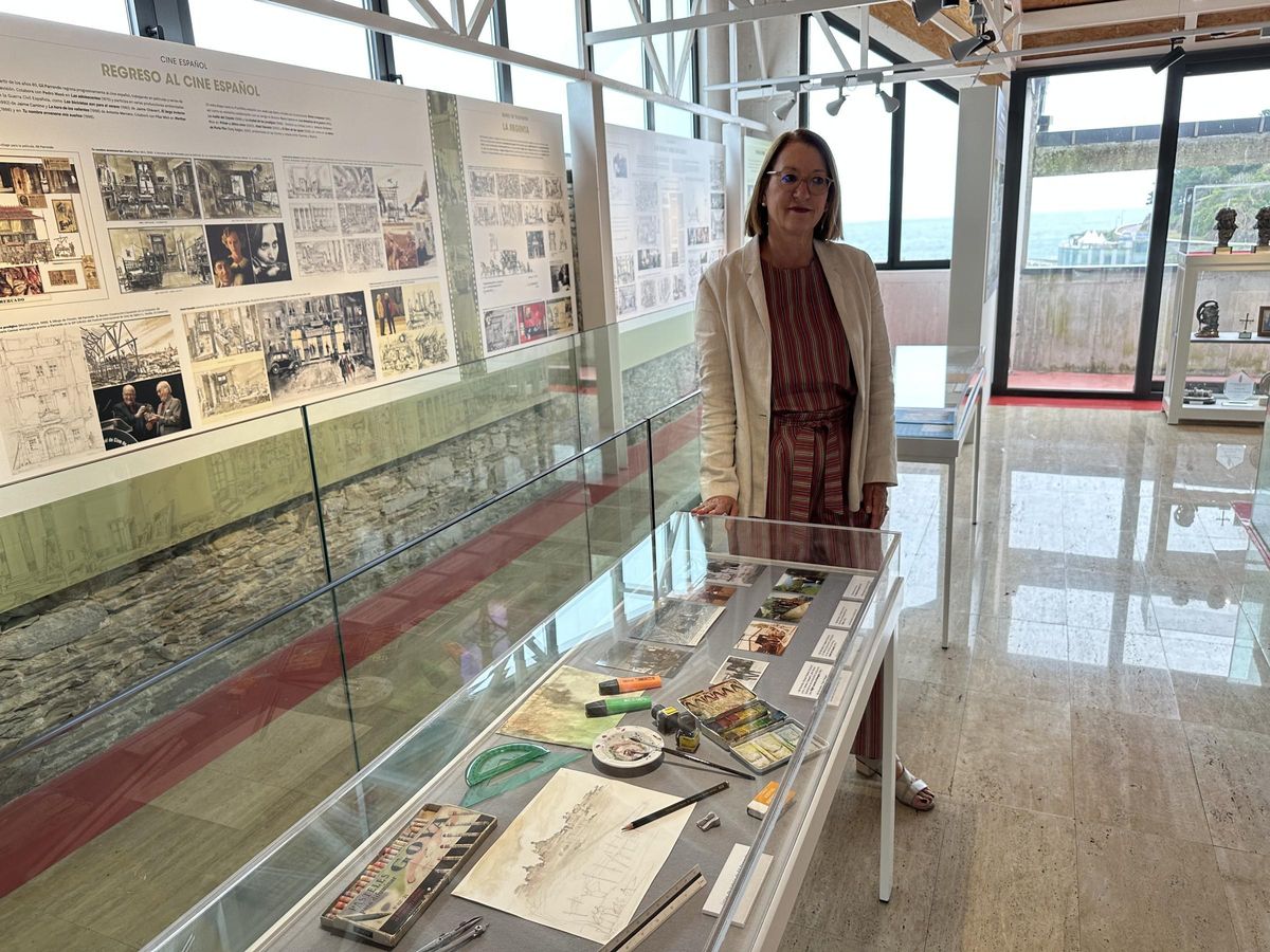 La hija mayor de Gil Parrondo en el centro de la exposición.