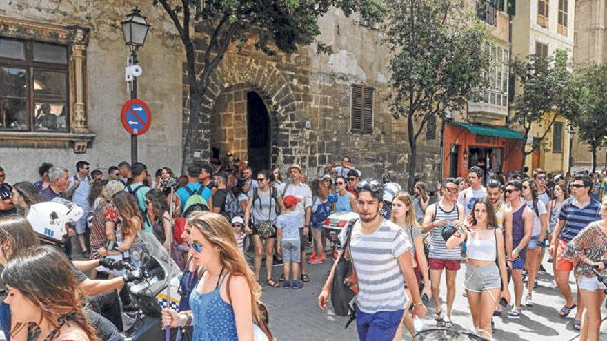 Los turistas inundaron las calles del centro de Palma en los meses de temporada alta.